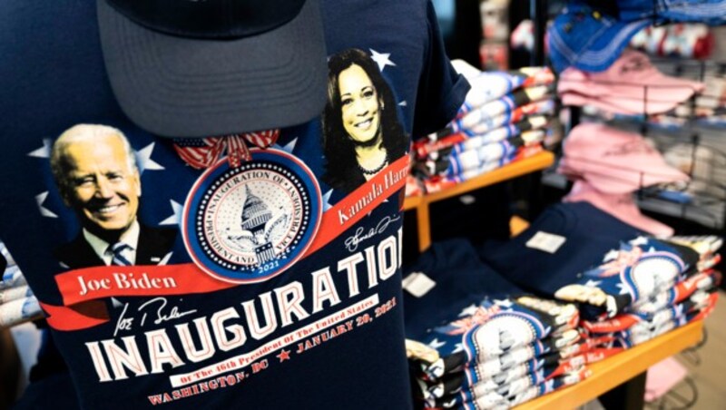 WASHINGTON, DC - JANUARY 14: Biden-Harris Inauguration merchandise is displayed at a store in Union Station on January 14, 2021 in Washington, DC. Due to security concerns, the National Mall will be closed on Inauguration Day, as people are encouraged to view inaugural events from their home. Stefani Reynolds/Getty Images/AFP (Bild: AP)