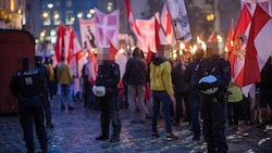 Mitglieder der Identitären Bewegung bei einer Kundgebung in der Wiener Innenstadt. Durch Kontakt mit dem Attentäter von Christchurch hat die Staatsanwaltschaft wegen Terrorverdachts ermittelt. (Bild: APA/EXPA/Michael Gruber, Krone KREATIV)