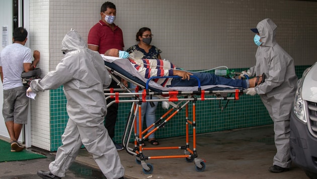 Dieser Patient in Manaus hat Glück - er hat noch einen Platz im Spital bekommen. (Bild: AFP)