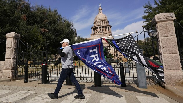 Ein Unterstützer des noch amtierenden Präsidenten Donald Trumps während einer Kundgebung vor dem Kapitol in Texas - online angekündigte Proteste vor dem gleichnamigen Gebäude in Washington bereiten den Sicherheitskräften nun Sorge. (Bild: AP/Eric Gay)