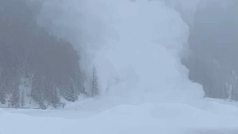 In Niederthai im Tiroler Ötztal filmten Augenzeugen, wie enorme Schneemengen ins Tal donnerten. (Bild: zVg)