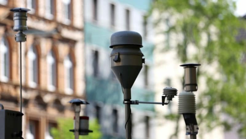 Die Messstationen haben im Zuge der Corona-Beschränkungen teils deutlich bessere Werte angezeigt - dabei dürfte aber auch das Wetter eine enorme Rolle gespielt haben. (Bild: APA/dpa/Martin Gerten)