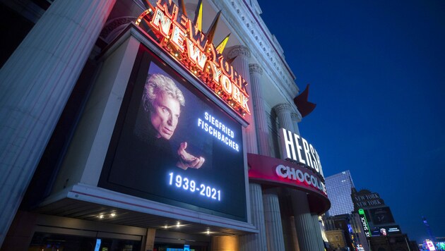 Die weltbekannte Vergnügungsmeile von Las Vegas, auf der sich riesige Casinos und Luxushotels aneinanderreihen, nimmt Abschied von „Siegfried & Roy“-Magier Siegfried Fischbacher. (Bild: APA/ Steve Marcus/Las Vegas Sun via AP)