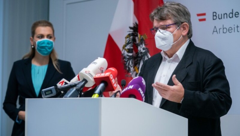 Die Grundpfeiler des Home-Office-Pakets haben AK-Präsidentin Anderl und ÖGB-Chef Katzian (rechts) noch mit der ehemaligen Arbeitsministerin Aschbacher (links) verhandelt. (Bild: APA/Georg Hochmuth)