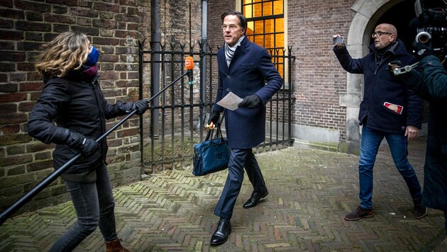 Eine Untersuchungskommission zur Kindergeld-Affäre hatte Mark Rutte und seine Regierung stark unter Druck gesetzt. (Bild: APA/AFP/ANP/Remko de Waal)