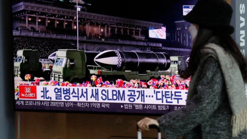 In Südkorea beobachteten die Menschen die Militärparade aus dem benachbarten Norden im Fernsehen. (Bild: AP)