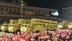 Nordkoreas Kim Jong Un ließ bei einer Militärparade seines Landes erneut die Muskeln spielen. (Bild: AFP)