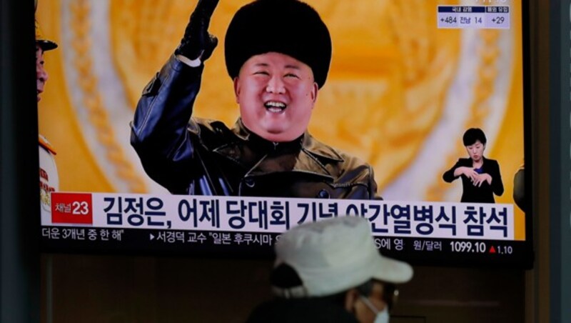 In der südkoreanischen Hauptstadt Seoul beobachtete man den nordkoreanischen Machthaber Kim Jong Un ganz genau bei seiner Militärparade. (Bild: AP)