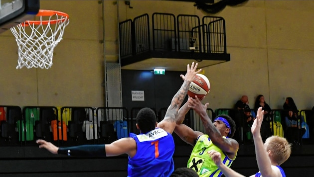 Derby-Action zwischen UBSC Graz (Whittaker in Gelb) und Kapfenberg. (Bild: Richard Heintz)