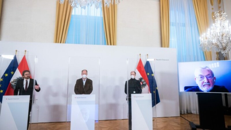 Herwig Ostermann, Oswald Wagner, Andreas Bergthaler und zugeschaltet der Statistiker Erich Neuwirth (Bild: APA/Georg Hochmuth)