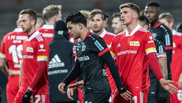 Nadiem Amiri (Mitte) soll von einem Union-Berlin-Profi rassistisch beleidigt worden sein. (Bild: APA/AFP/POOL/Andreas Gora)