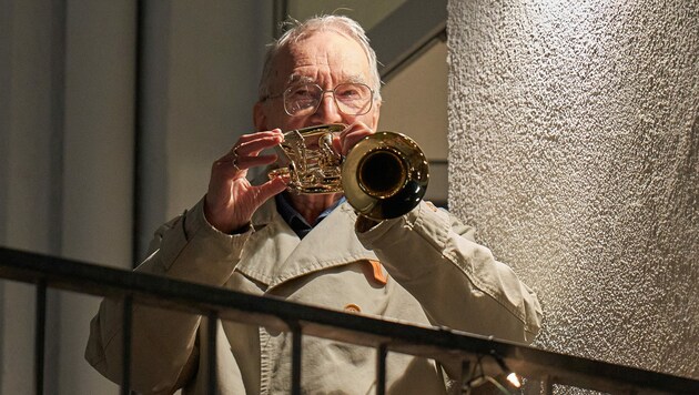 Der 90-jährige Klaus Dannert gibt Trompeten-Konzerte gegen den Corona-Blues. (Bild: Thomas Frey / dpa / picturedesk.com)