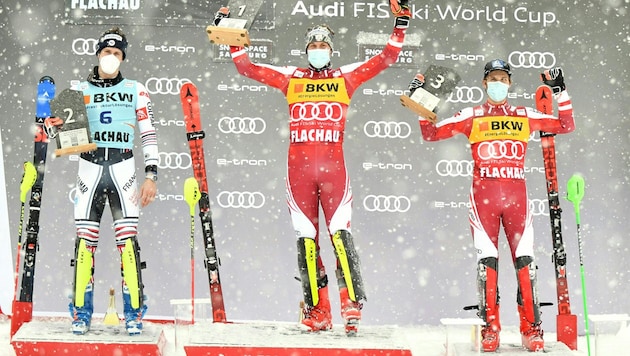 Das Siegerpodest in Flachau: Sieger Manuel Feller (Mitte), Clement Noel (li.), Marco Schwarz (Bild: APA/BARBARA GINDL)