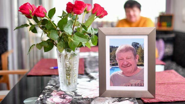 Erna M. (70) hat beim Bild ihres verstorbenen Mannes Peter (66) immer Blumen stehen. (Bild: Dostal Harald)