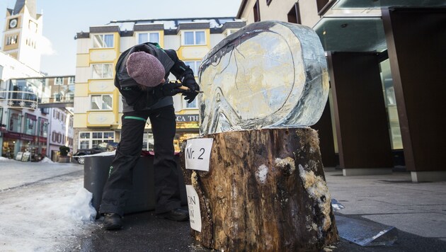 Mit Säge, Meißel und Hammer: Wettbewerb im Eisschnitzen in Bad Hofgastein (Bild: Gasteinertal Tourismus/Marktl Photography)