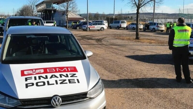 Razzia: Die Finanzpolizei vor der Firmenzentrale bei Wien (Bild: BMF)