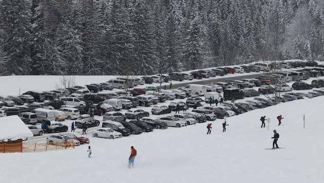 Rund 1000 Autos fasst der große Parkplatz direkt am Skigebiet. (Bild: Tschepp Markus)