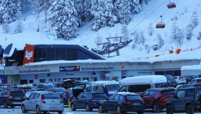 Bei den Innsbruckern beliebt ist die Axamer Lizum. Der Parkplatz war den ganzen Tag voll und leerte sich erst gegen 15 Uhr. (Bild: Christof Birbaumer/ Kronen Zeitung)