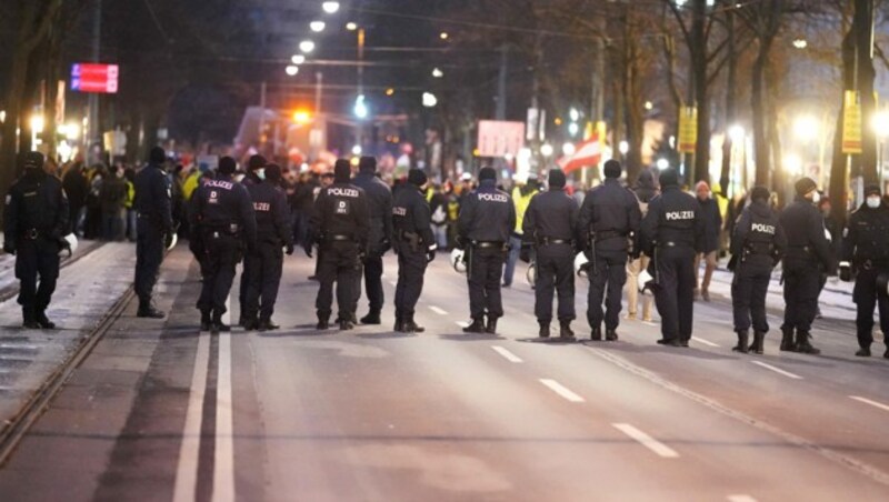 Demo gegen Corona-Maßnahmen in Wien (Bild: APA/Georg Hochmuth)