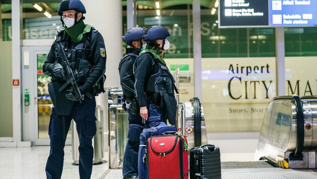 Ein Polizist steht im Terminal 1 des Flughafens Frankfurt neben mehreren Gepäckstücken. Nach einem Zwischenfall wurden umfangreiche Kontrollen durchgeführt. (Bild: APA/dpa/Andreas Arnold)