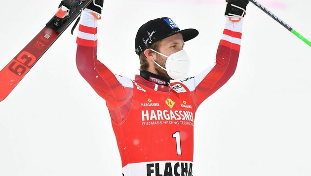 Marco Schwarz jubelt in Flachau über Platz zwei. (Bild: APA/BARBARA GINDL)