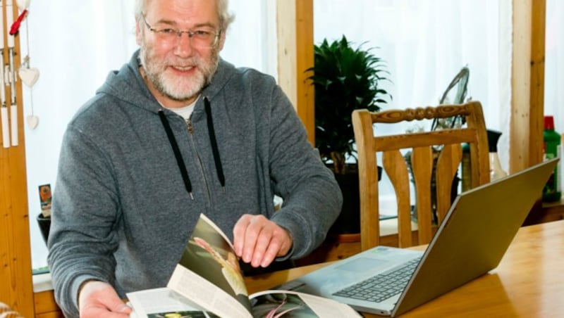 Anton Schäfer bei der Recherche zu einem Artikel. (Bild: Mathis Fotografie)