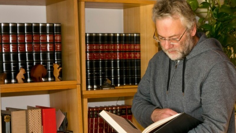 Anton Schäfer ist stolzer Besitzer einer ansehnlichen Sammlung alter Lexika. (Bild: Mathis Fotografie)