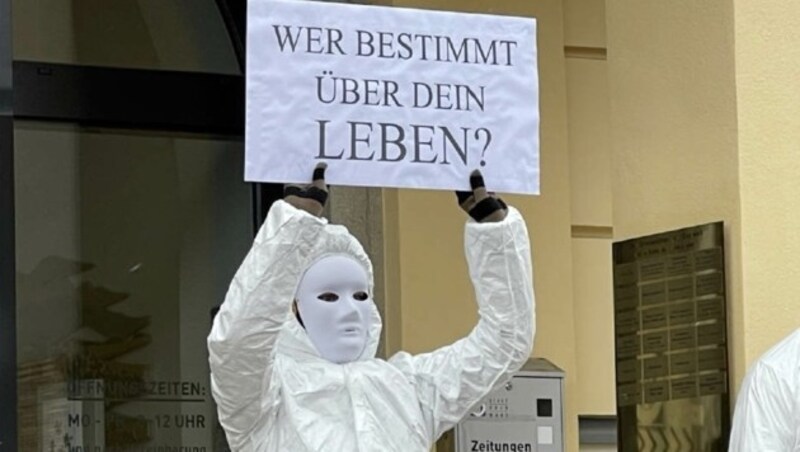 Ähnlich wie in Wien: Weiße Masken und Overalls der Aktivisten. (Bild: Christian Schulter)