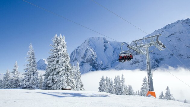 Die Ehrwalder Almbahnen auf der schneeweißen Zugspitze im winterlichen Betrieb - heuer ganz ohne Touristen. (Bild: TVB)