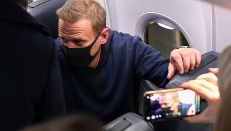 Nawalny nach der Landung in Moskau (Bild: AFP)