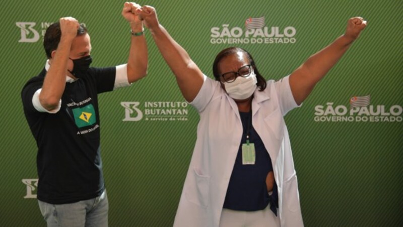 Die Krankenschwester Monica Calazans mit dem Gouverneur von Sao Paolo, Joao Doria (Bild: AFP)