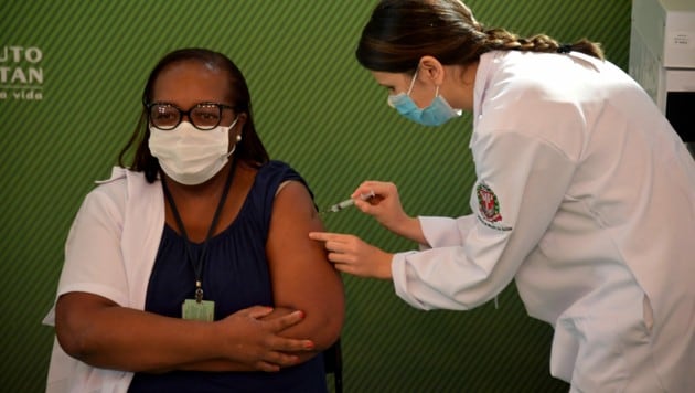 Die Krankenschwester Monica Calazans war die erste Brasilianerin, die geimpft wurde. (Bild: AFP)