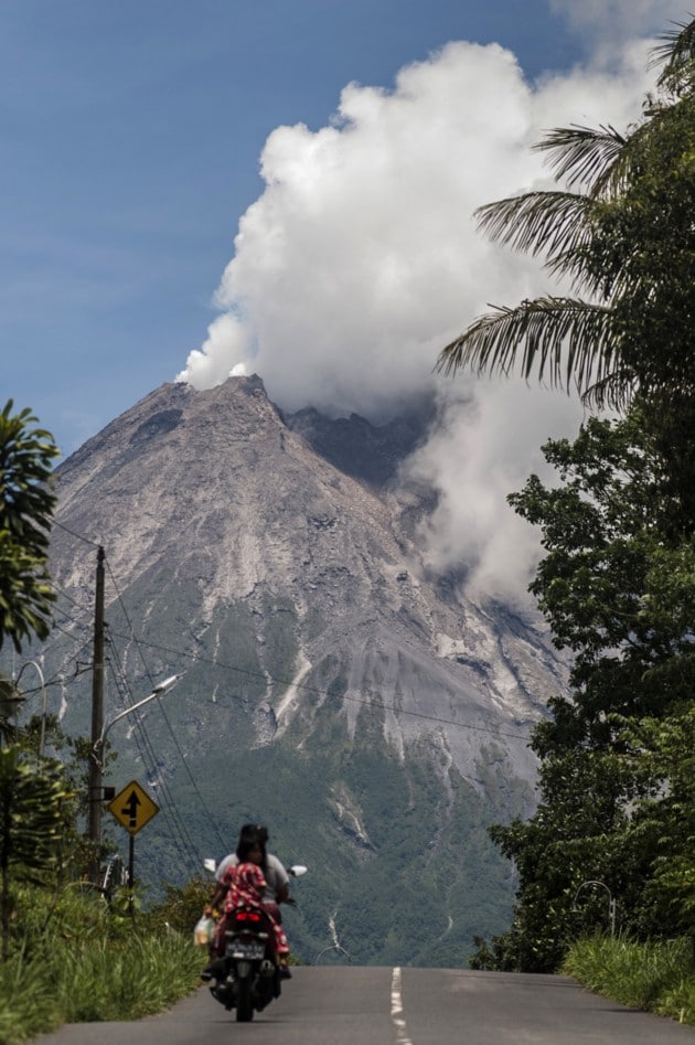 Vulkan Merapi  auf Java spuckt Asche und Gestein