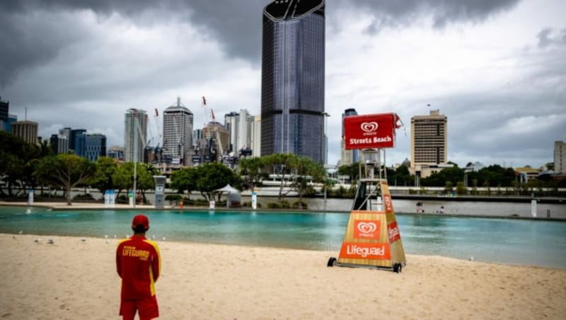 Ein verlassener Strand in der australischen Stadt Brisbane. (Bild: AFP)