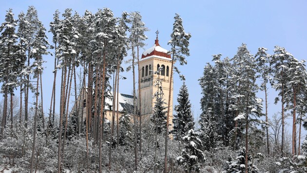 Die Filialkirche Katharina am Kogel behütet den Ort. Geschichtliche Nachweise bezeugen, dass sich am Kogel bereits 400 Jahre vor Christi Geburt eine Siedlung befunden hat. (Bild: Evelyn HronekKamerawerk)