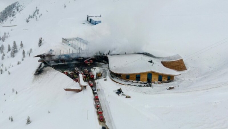 Ein Übergreifen der Flammen auf die angrenzende Seilbahn-Talstation bzw. auf ein Restaurant konnte verhindert werden. (Bild: LIEBL Daniel/zeitungsfoto.at)