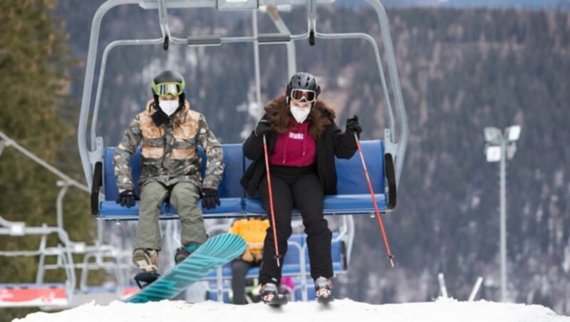 Die Seilbahnbetreiber beraten darüber, ob es wirtschaftlich sinnvoll ist, die Skilifte offenzuhalten. (Bild: AFP)