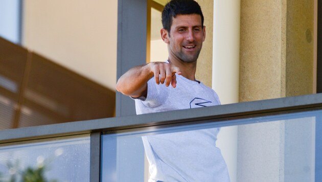 Novak Djokovic auf seinem Balkon in Adelaide. (Bild: AFP/Brenton Edwards)