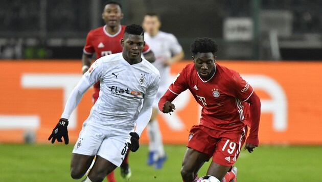 Breel Embolo (links) im Zweikampf mit Bayerns Alphonso Davies. (Bild: AP)