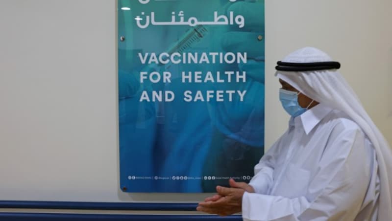 Ein Mann in den Vereinigten Arabischen Emiraten auf dem Weg zur Impfung (Bild: APA/AFP/GIUSEPPE CACACE)
