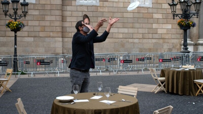 In Barcelona demonstrieren Restaurantbetreiber gegen den Lockdown, indem sie vor dem Rathaus Teller zerbrachen. (Bild: AFP)