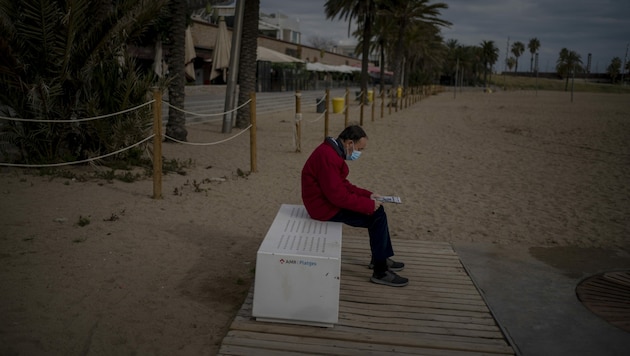 Der Strand und die Promenade von Barcelona sind menschenleer. (Bild: AP)