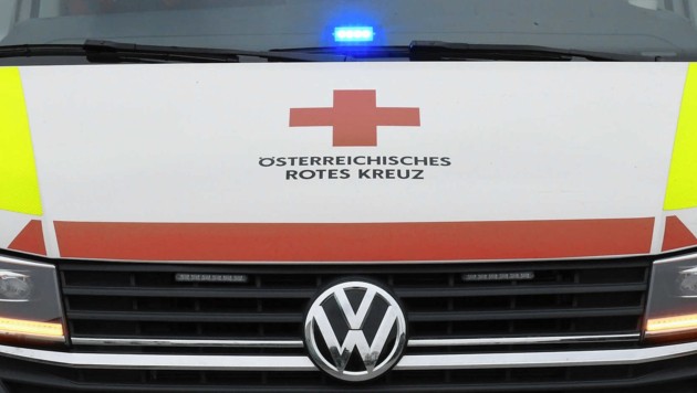 Das Rote Kreuz brachte den Verunfallten in das Krankenhaus Schwarzach. (Bild: Patrick Huber)