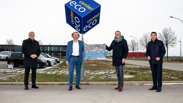 Ecoplus-Aufsichtsrat Hackl und Landesrat Danninger begrüßen Firmenchef Strondl (v. re.). (Bild: Imre Antal)