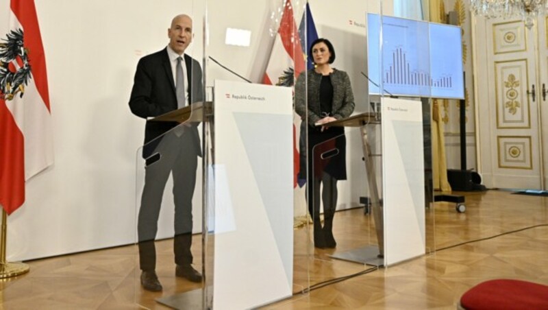 Arbeitsminister Martin Kocher und Tourismusministerin Elisabeth Köstinger am Dienstag in Wien. (Bild: APA/HANS PUNZ)