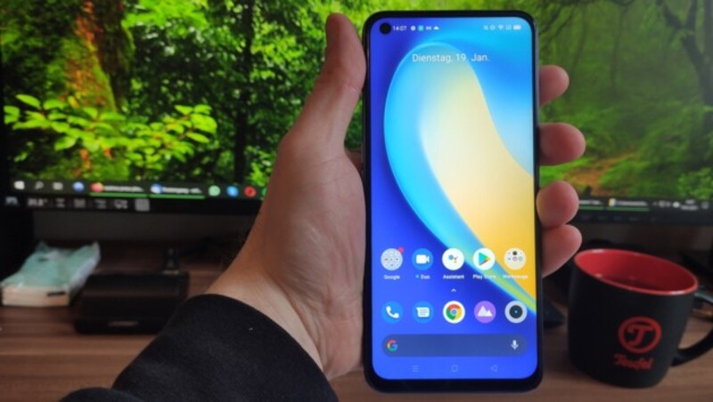 Mit 6,5 Zoll Diagonale ist das Realme 7 5G kein kleines Smartphone. (Bild: Dominik Erlinger)