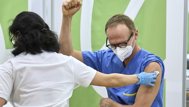 Schon am 27. Dezember erhielt Christoph Wenisch die erste Dosis der Corona-Impfung. (Bild: APA/GEORGES SCHNEIDER)