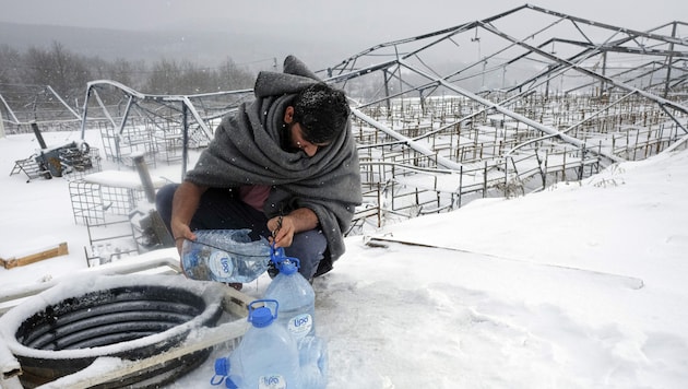 Hunderte Flüchtlinge sind in Bosnien dem Winter ausgesetzt. (Bild: ASSOCIATED PRESS)