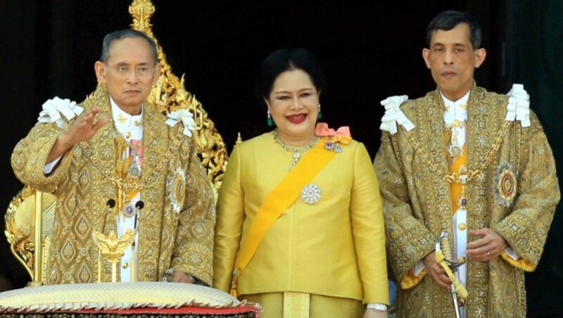 Der verstorbene König Bhumibol Adulyadej mit Gattin Sirikit und dem damaligen Kronprinzen Maha Vajiralongkorn (Bild: AFP)