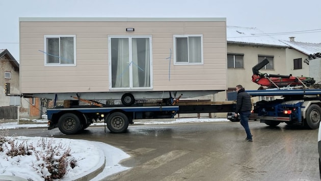Immer mehr mobile Ersatzquartiere werden für jene geliefert, die ihr Haus verloren haben. (Bild: Schulter Christian)